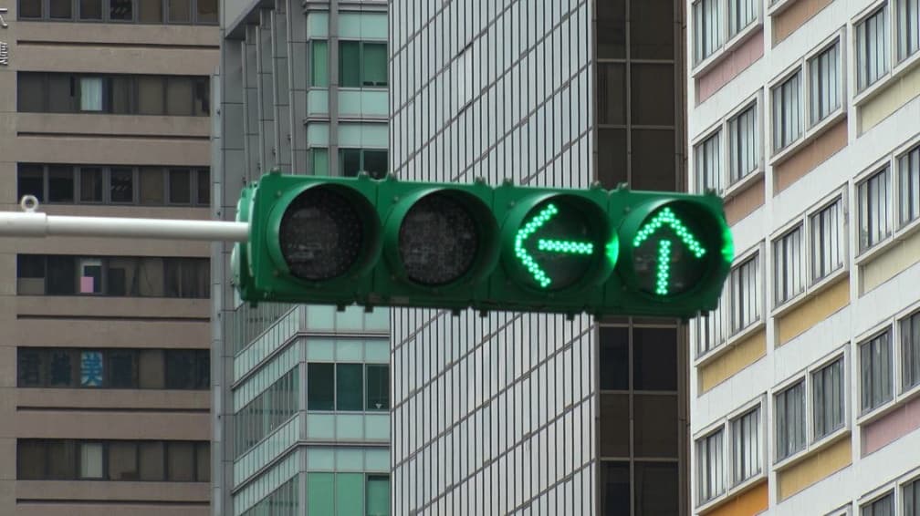 綠燈可以左轉嗎?他一轉遭開罰1800元,警察局曝開車正確做法 綠燈可以左轉嗎?他一轉遭開罰1800元,警察局曝開車正確做法