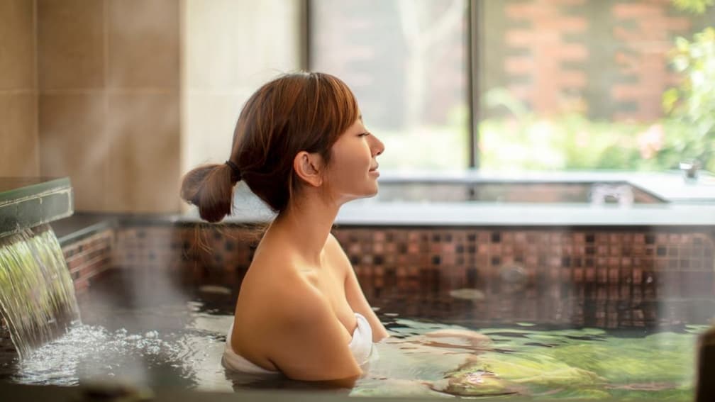 哪些人不能泡湯?盤點11大泡溫泉注意事項,「做這事」小心低血糖休克