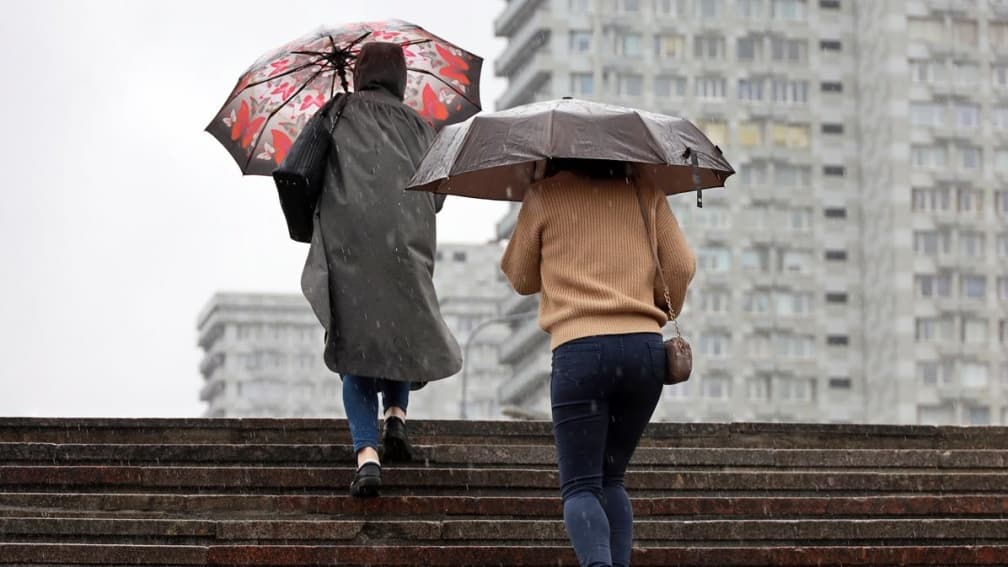全台濕冷最低溫僅11度!氣象署曝14縣市大雨特報,2波冷氣團接力襲台