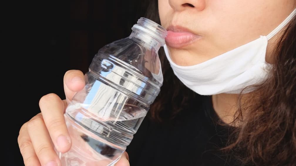 大腸癌是喝出來的?醫師曝使用寶特瓶提高罹癌風險,簡單1動作就能解決