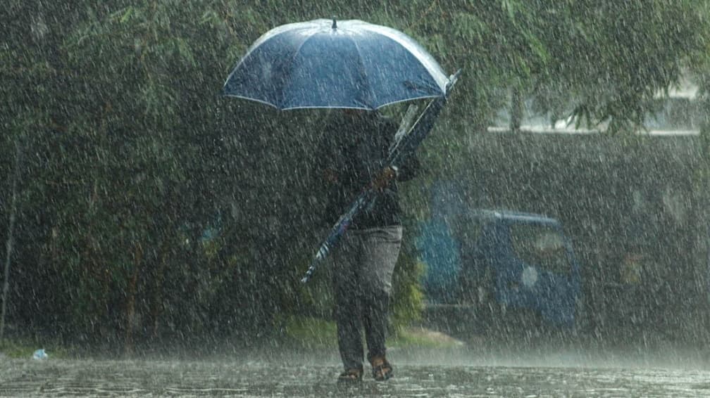 氣溫暴跌15度!鋒面、冷空氣「這時起」接力報到,雷雨轟全台
