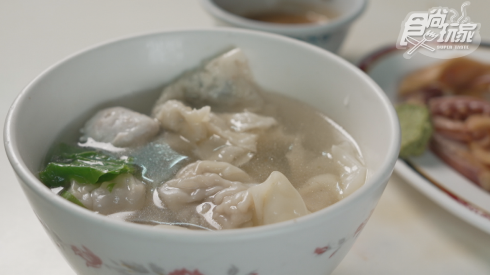 屏東小吃推薦!12家在地特色與隱藏美食,潮州牛肉麵、東港肉圓必吃清單 「餛飩魚丸麵」湯頭溫順好喝,還帶有一點甘甜味。