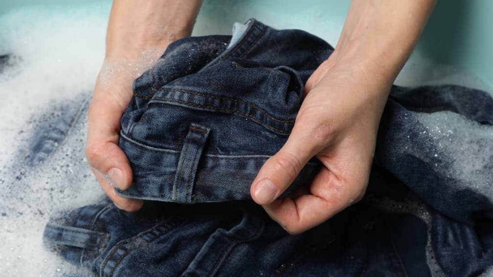 牛仔褲怎麼洗才乾淨?可以用洗衣機洗嗎?UNIQLO教1招不褪色還延長壽命