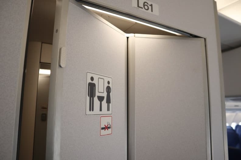 飛機上「1舉動」超NG!恐危害上百人生命安全,罰款更達15萬 飛機上「1舉動」超NG!恐危害上百人生命安全,罰款更達15萬
