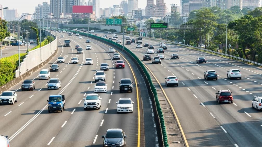 開高速公路超車要小心!「做錯1事」秒被罰12000元,國道攝影師每天上工