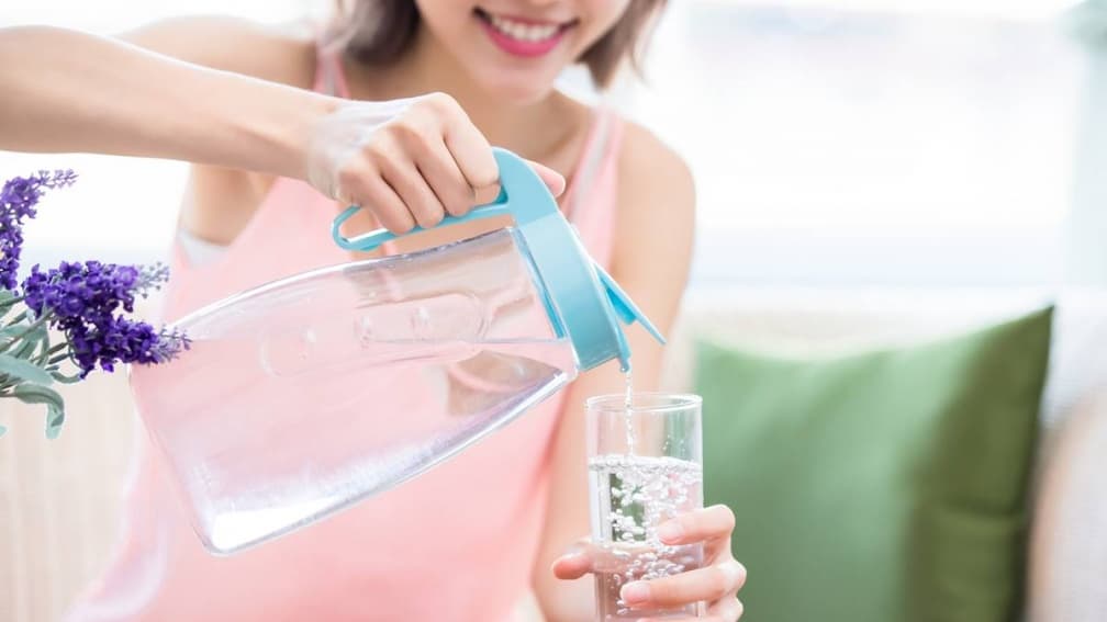 一天要喝多少水?醫揭「這時間」喝水有助減肥、降血糖,別等渴了才喝