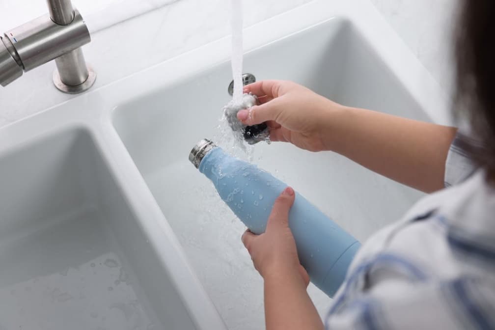 寶特瓶可以重複裝水嗎?水壺多久洗一次?營養師給答案:千萬別裝8飲品 寶特瓶可以重複裝水嗎?水壺多久洗一次?營養師給答案:千萬別裝8飲品