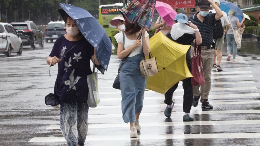 全台變天!14縣市大雨狂炸、慎防雷擊,週末再迎另一波鋒面 全台變天!14縣市大雨狂炸、慎防雷擊,週末再迎另一波鋒面