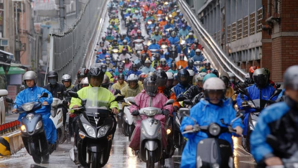 下雨天騎車怎麼穿才不會濕?過來人推「1雨衣神級穿法」,雨再大都不用怕 下雨天騎車怎麼穿才不會濕?過來人推「1雨衣神級穿法」,雨再大都不用怕