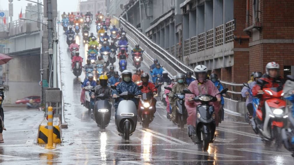 下雨天騎車鞋子濕掉怎麼辦?過來人推薦「1物」不怕濕,比雨鞋好用還不臭