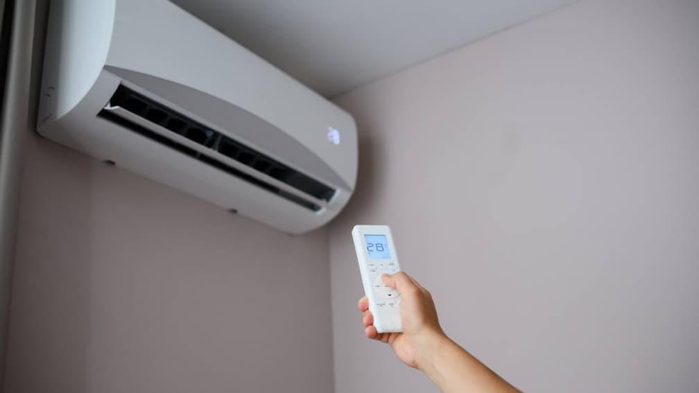 冷氣溫度別一次調太低!遙控器按1鍵有助省錢,加碼1招年省10%用電量