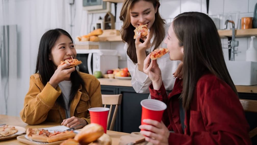 越來越多年輕人罹患大腸癌!醫師點名罪魁禍首是「它」:比加工食品更危險