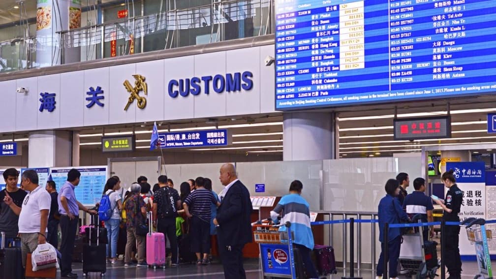 中國旅遊注意!陸民航局宣布明起「禁止1物」上飛機,安檢人員嚴格查驗