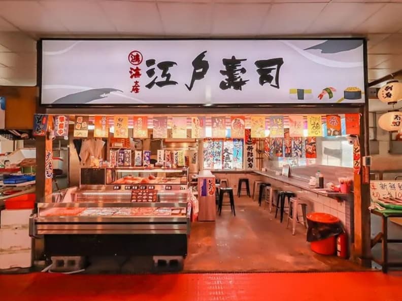 永安漁港美食推薦|桃園人氣海鮮景點,三大美食區吃透透! 永安漁港必吃推薦:江戶壽司店內有著滿滿日式旗幟