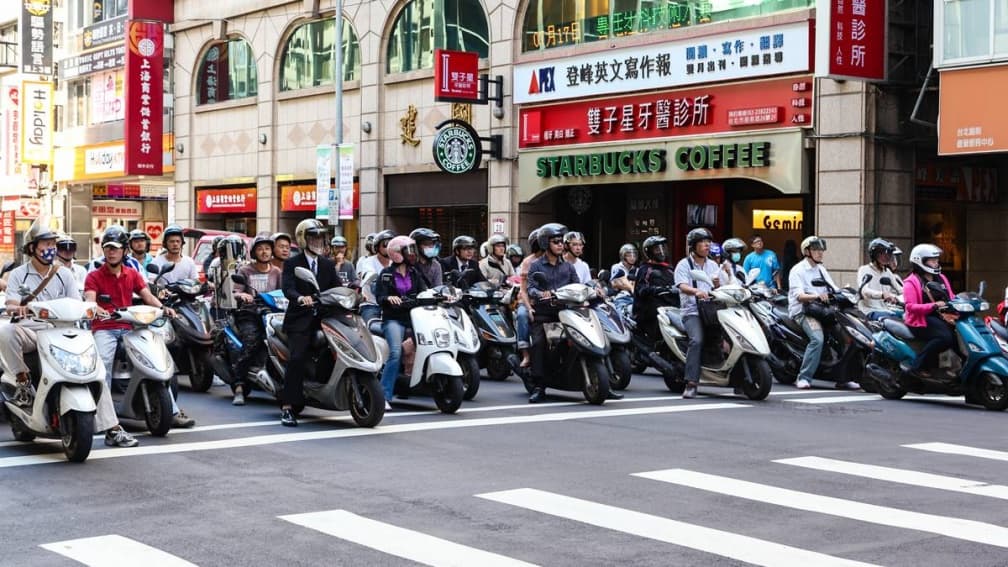 汽機車族注意!等紅燈時「做1事」最高罰3000元,一堆人被罰才知道