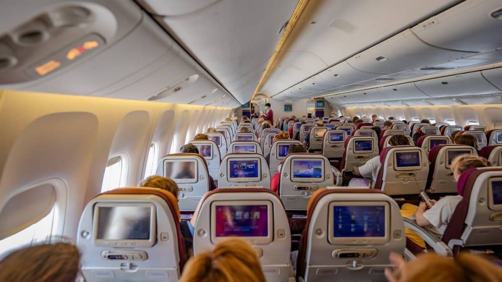 搭飛機哪個座位最好?長途飛行怎選位最舒服?空服員點名「2禁區」要避開
