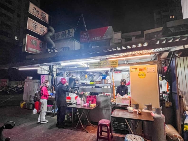 桃園宵夜15間|夜貓子必收美食地圖:24小時鴨肉、炸全雞、沙茶炒羊肉、三杯滷味炒泡麵 桃園宵夜滷味/熱炒推薦:橋頭小吃(中壢延平路)