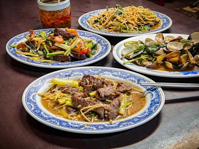 桃園宵夜15間|夜貓子必收美食地圖:24小時鴨肉、炸全雞、沙茶炒羊肉、三杯滷味炒泡麵 桃園宵夜滷味/熱炒推薦:橋頭小吃(中壢延平路)