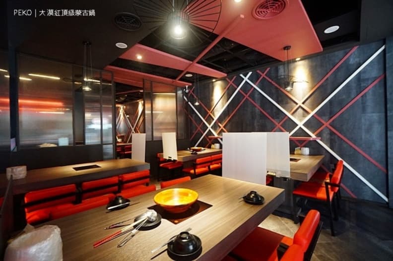 桃園吃到飽一次看!9 間熱門餐廳:澎湃海鮮檯、現切牛排、帝王蟹腳霸氣上桌 大漠紅餐廳特色