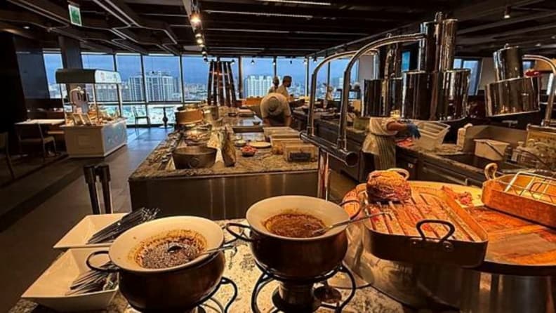 桃園吃到飽一次看!9 間熱門餐廳:澎湃海鮮檯、現切牛排、帝王蟹腳霸氣上桌 饗食天堂餐廳特色