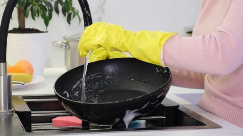 鍋子太油別急著沖水、用菜瓜布狂刷!日本廚師教1招輕鬆去油、延長鍋具壽命