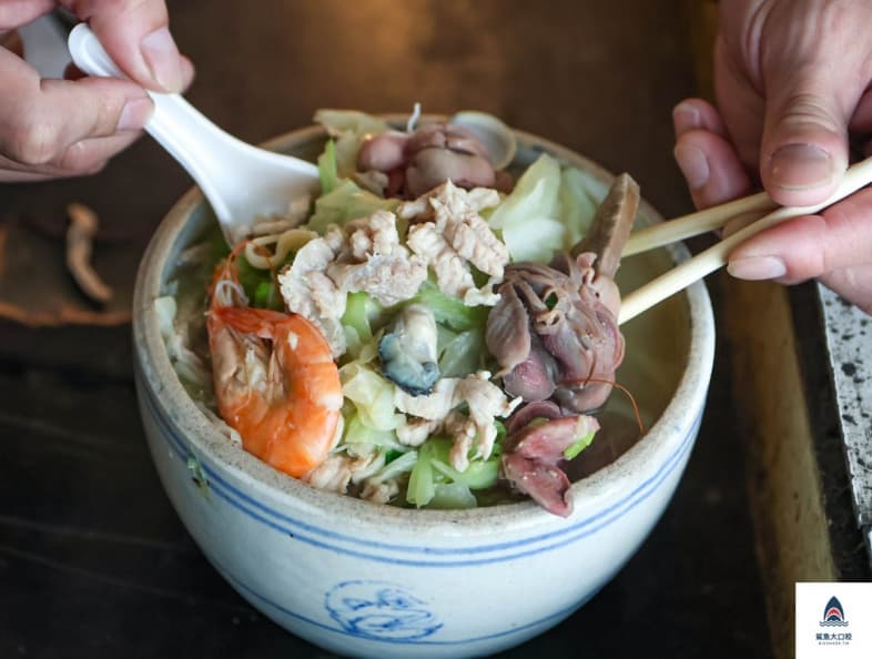 台中火車站美食攻略!滿料碗公麵、排隊草袋飯,站前站後+夜市必吃都在這 台中火車站美食攻略!滿料碗公麵、排隊草袋飯,站前站後+夜市必吃都在這
