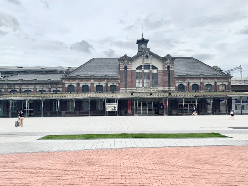 台中火車站美食攻略!滿料碗公麵、排隊草袋飯,站前站後+夜市必吃都在這 台中火車站美食攻略!滿料碗公麵、排隊草袋飯,站前站後+夜市必吃都在這