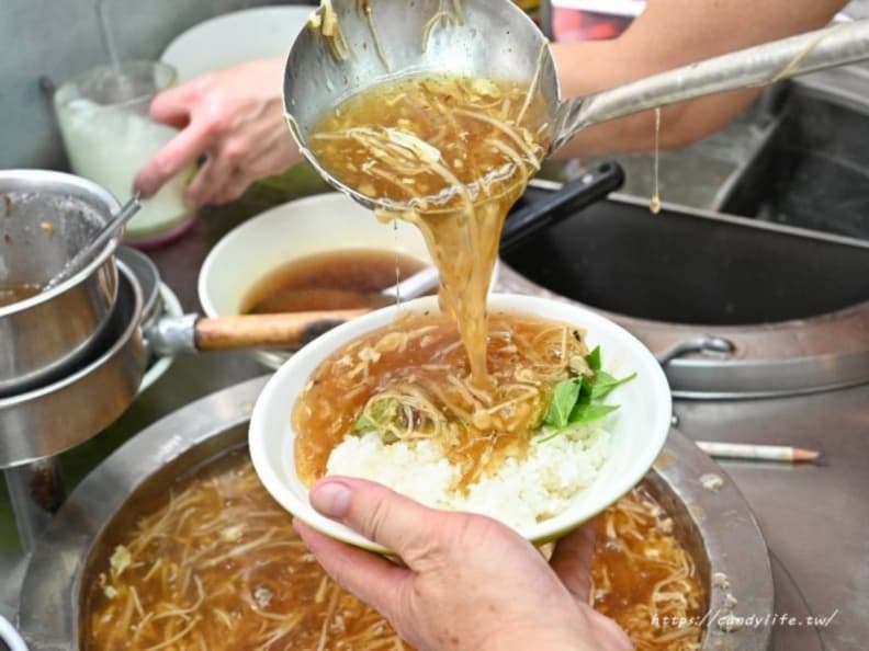 台中火車站美食攻略!滿料碗公麵、排隊草袋飯,站前站後+夜市必吃都在這 台中火車站美食攻略!滿料碗公麵、排隊草袋飯,站前站後+夜市必吃都在這