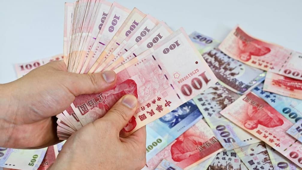 不只普發1萬!勞保局10月陸續發出15筆補助金,最快10/2就能收錢