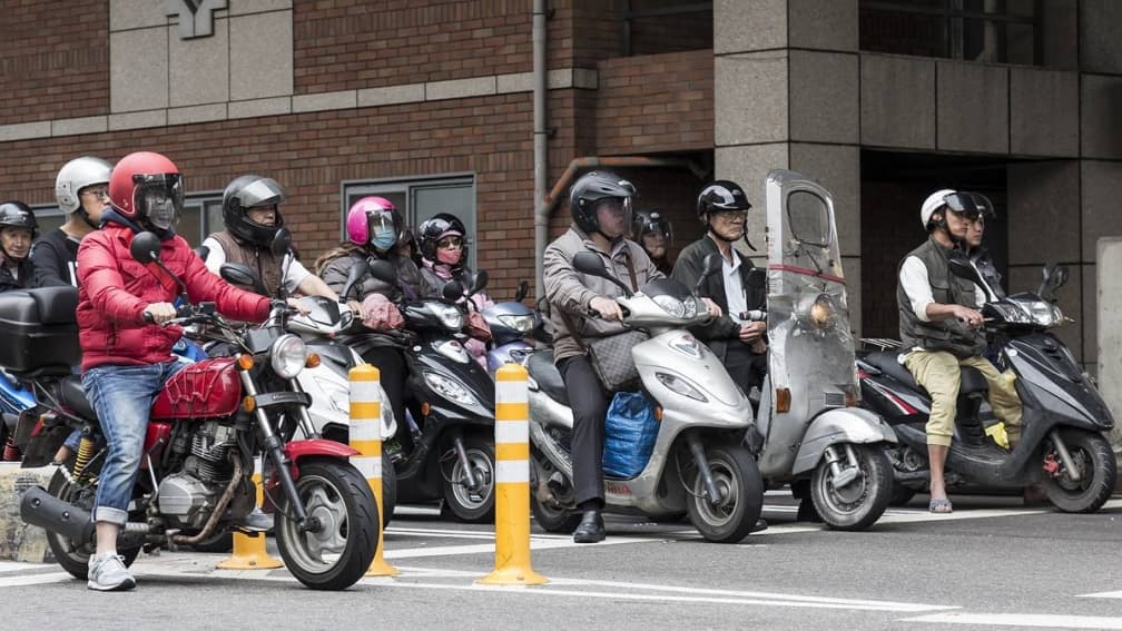 台灣機車族注意!穿「這種鞋」騎車恐讓腳毀掉,醫師:我看了真的嚇死