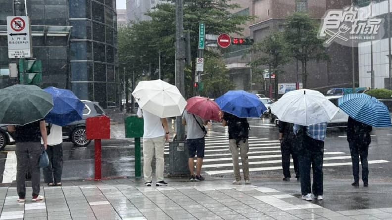光復連假天氣一覽!今「雨區擴大南修」多地雨彈狂炸,直到這天才回暖