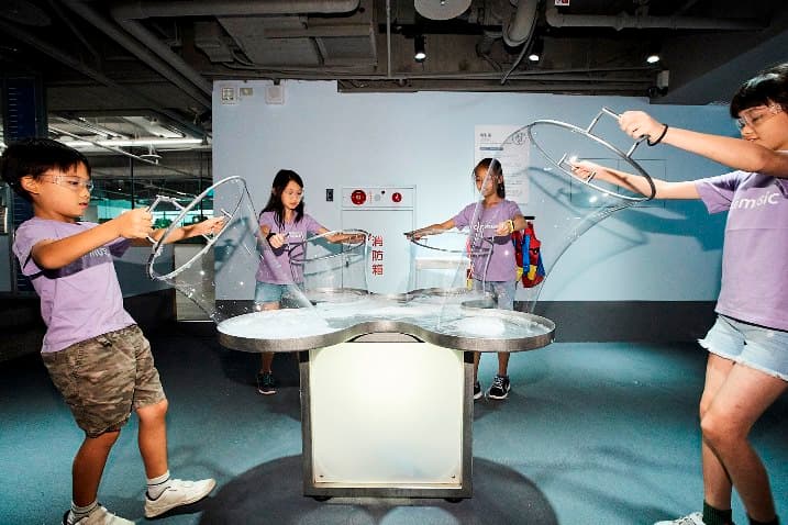 遛小孩新去處!玩火箭、溜滑索,全台唯一美式兒童博物館開幕 新聞照片三 KidsAwesome奧森兒童博物館「泡泡區」,多種玩法的長型泡泡,讓大人小孩一同體驗泡泡的魅力.jpg
