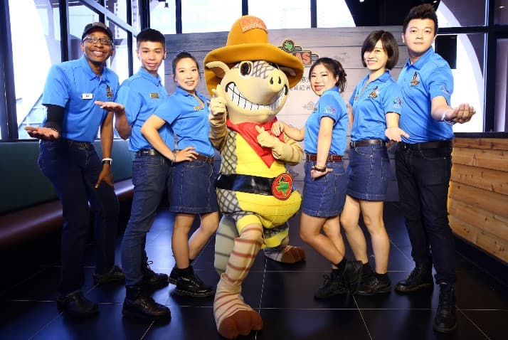 Texas Roadhouse以最具代表性的西部排舞,與吉祥物Andy一起熱鬧開場!(圖由Texas Roadhouse德州鮮切牛排提供) - Texas Roadhouse以最具代表性的西部排舞,與吉祥物Andy一起熱鬧開場!(圖由Texas Roadhouse德州鮮切牛排提供).jpg Texas Roadhouse以最具代表性的西部排舞,與吉祥物Andy一起熱鬧開場!(圖由Texas Roadhouse德州鮮切牛排提供).jpg