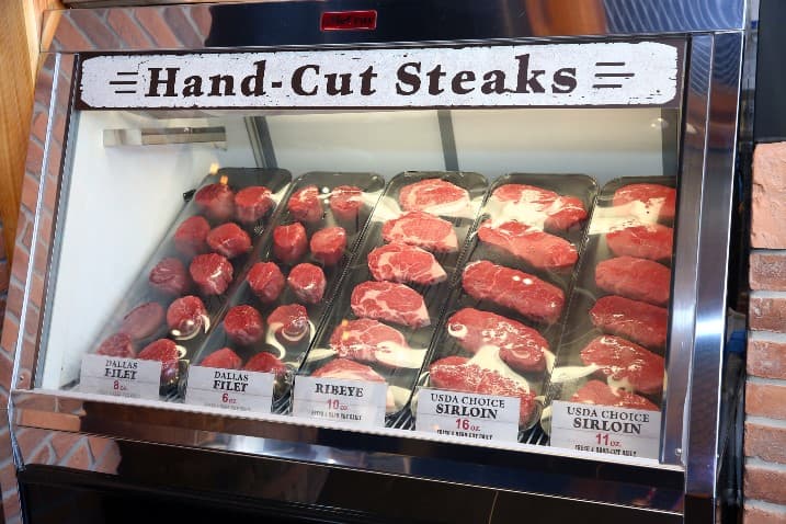 Texas Roadhouse德州鮮切牛排首創「自選牛排」服務,將每塊牛排存放於透明冷藏櫃中,讓消費者挑選出最適合自己口感的牛排(圖由Texas Roadhouse德州鮮切牛排提供) - Texas Roadhouse德州鮮切牛排首創「自選牛排」服務,將每塊牛排存放於透明冷藏櫃中,讓消費者挑選出最適合自己口感的牛排(圖由Texas Roadhouse德州鮮切牛排提供).jpg Texas Roadhouse德州鮮切牛排首創「自選牛排」服務,將每塊牛排存放於透明冷藏櫃中,讓消費者挑選出最適合自己口感的牛排(圖由Texas Roadhouse德州鮮切牛排提供).jpg