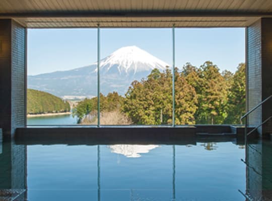 和世界遺產一起泡湯!富士山10大景觀飯店手腳太慢訂不到 圖五:在「渡假村 富士」的大浴場中泡澡,能一邊欣賞大窗戶外的美麗富士山。.jpg