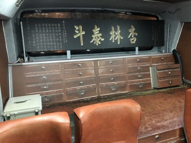 主題公車上路!車廂內變裝布行、茶行、中藥行