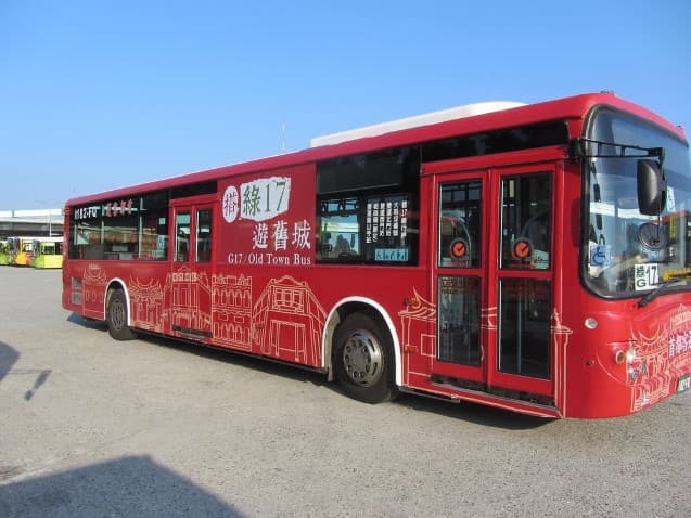 主題公車上路!車廂內變裝布行、茶行、中藥行 一上車就驚豔!綠17變身舊城觀光公車 帶旅客遊逛萬華、大稻埕更便利 (6).jpg