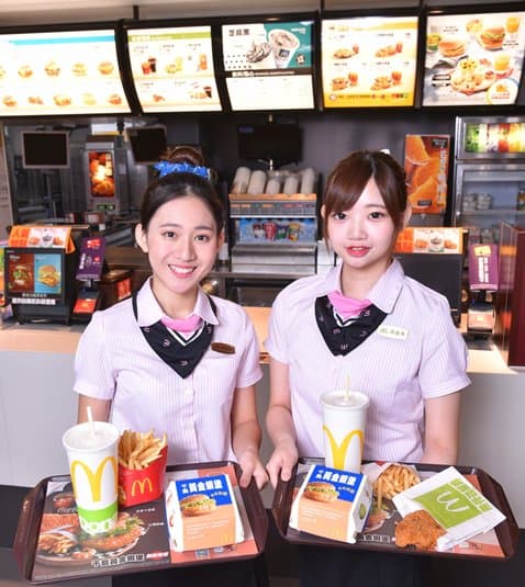 2.麥當勞18日起限期推出「千島黃金蝦堡」,嚴選純淨水域的新鮮白蝦,搭配口感清爽的蔬果千島醬,套餐價只要$119元起,是喜愛海鮮的饕客,絕不能錯過的限期美味!。 - 2.麥當勞18日起限期推出「千島黃金蝦堡」,嚴選純淨水域的新鮮白蝦,搭配口感清爽的蔬果千島醬,套餐價只要$119元起,是喜愛海鮮的饕客,絕不能錯過的限期美味!。.JPG 2.麥當勞18日起限期推出「千島黃金蝦堡」,嚴選純淨水域的新鮮白蝦,搭配口感清爽的蔬果千島醬,套餐價只要$119元起,是喜愛海鮮的饕客,絕不能錯過的限期美味!。.JPG