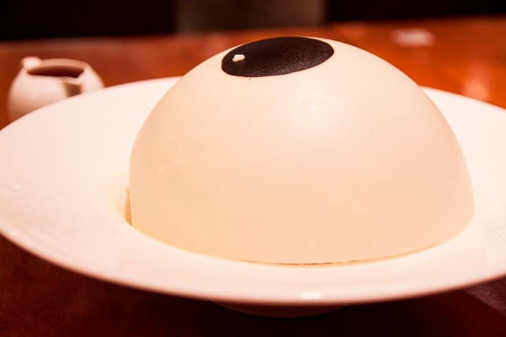 「眼球」好吃又營養?萬聖節餐點噱頭百出 萬聖節限定甜點-眼球過勞 Eye ball brownie,售價260元(10_服務費另計).jpg