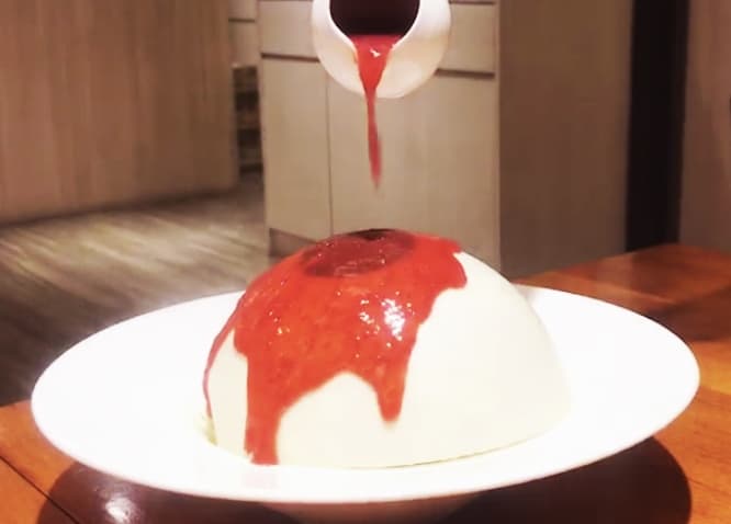 「眼球」好吃又營養?萬聖節餐點噱頭百出 萬聖節限定甜點-眼球過勞 Eye ball brownie,淋醬示意01.jpg