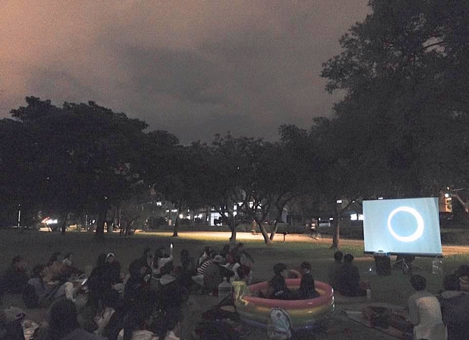 冬夜星空下一起取暖!新奇露天電影院特搜 12246852_930369290331877_8230119032621517661_n.jpg