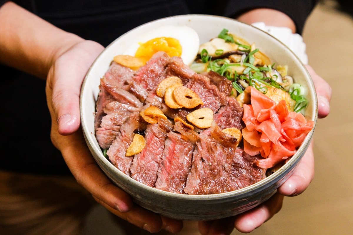 3間高CP值大分量丼飯!唐揚雞腿蓋飯滿出碗外、盛合生魚片丼有7種海鮮 3間高CP值大分量丼飯!唐揚雞腿蓋飯滿出碗外、盛合生魚片丼有7種海鮮