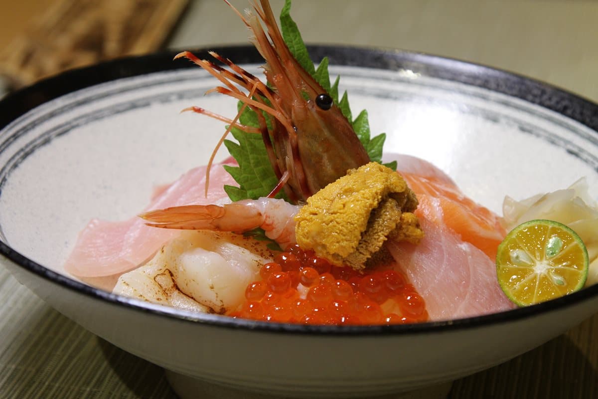 3間高CP值大分量丼飯!唐揚雞腿蓋飯滿出碗外、盛合生魚片丼有7種海鮮 3間高CP值大分量丼飯!唐揚雞腿蓋飯滿出碗外、盛合生魚片丼有7種海鮮