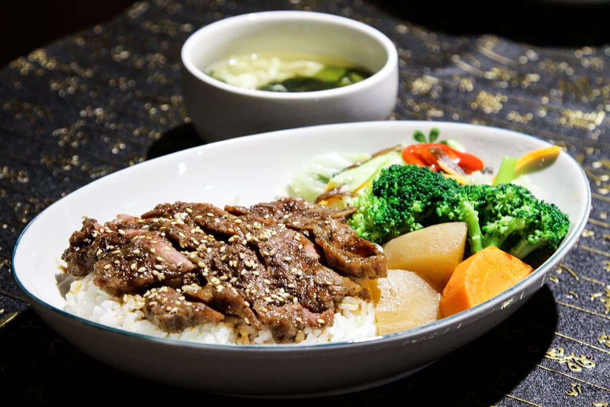 只要百元價!名店推溫體牛肉麵買一送一 只賣一個月 只要百元價!名店推溫體牛肉麵買一送一 只賣一個月