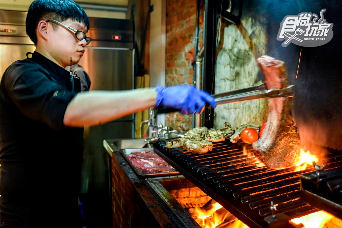 走進斧頭幫地盤?原木炭烤「戰斧料理專賣店」吃過沒 走進斧頭幫地盤?原木炭烤「戰斧料理專賣店」吃過沒