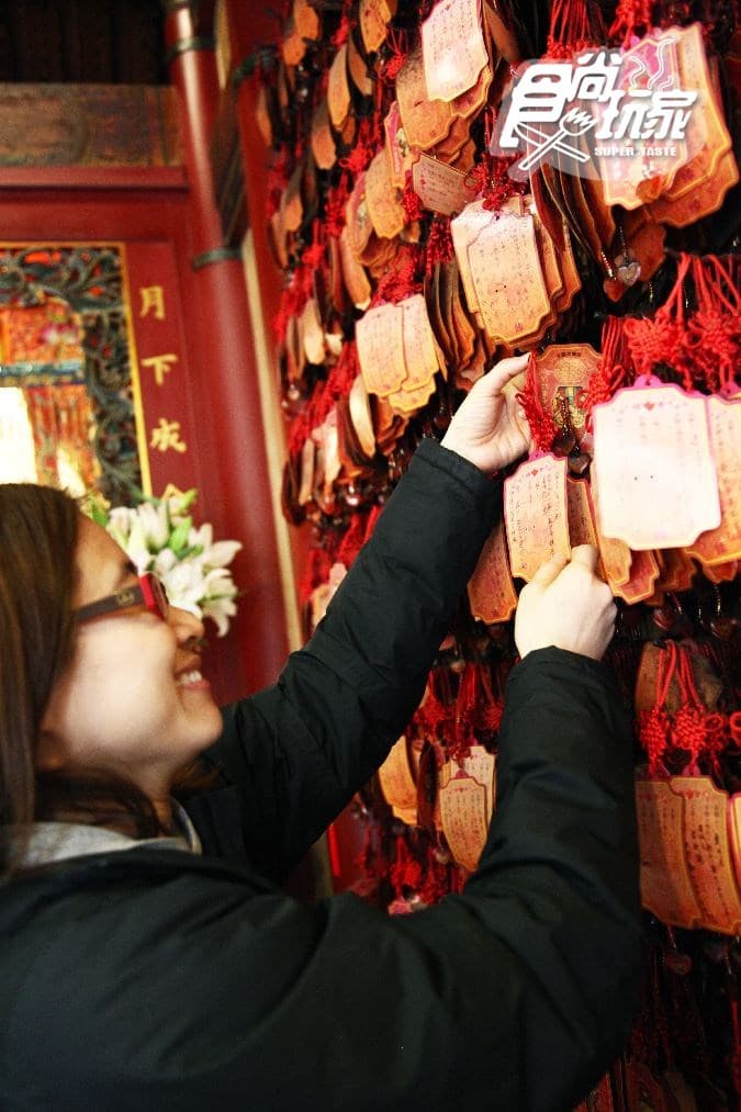 過年補財庫、求姻緣!北港拜廟攻略順吃4美食:「假的」魚肚羹、最強狀元餅 【春節醬玩】北港拜廟走春!求姻緣、補財庫+5家老字號小吃、伴手禮