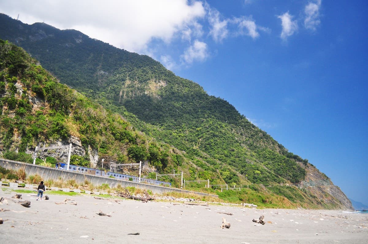 228避人潮!衝這3個鐵道小站看祕境海景 228避人潮!衝這3個鐵道小站看祕境海景