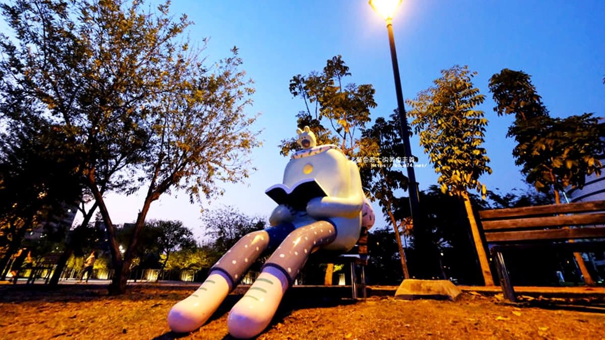 台中IG新亮點 巨大「熊超人」出沒公園超好拍 台中IG新亮點 巨大「熊超人」出沒公園超好拍