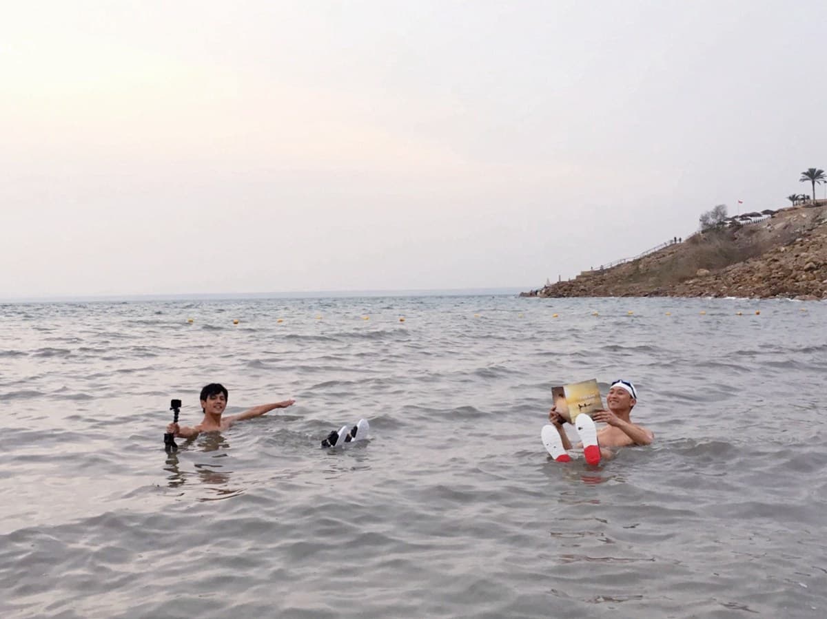 不只是游泳…浩角翔起在「死海」竟然做了這件事! 不只是游泳…浩角翔起在「死海」竟然做了這件事!