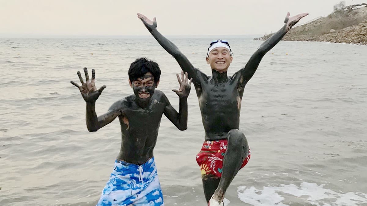 不只是游泳…浩角翔起在「死海」竟然做了這件事! 不只是游泳…浩角翔起在「死海」竟然做了這件事!